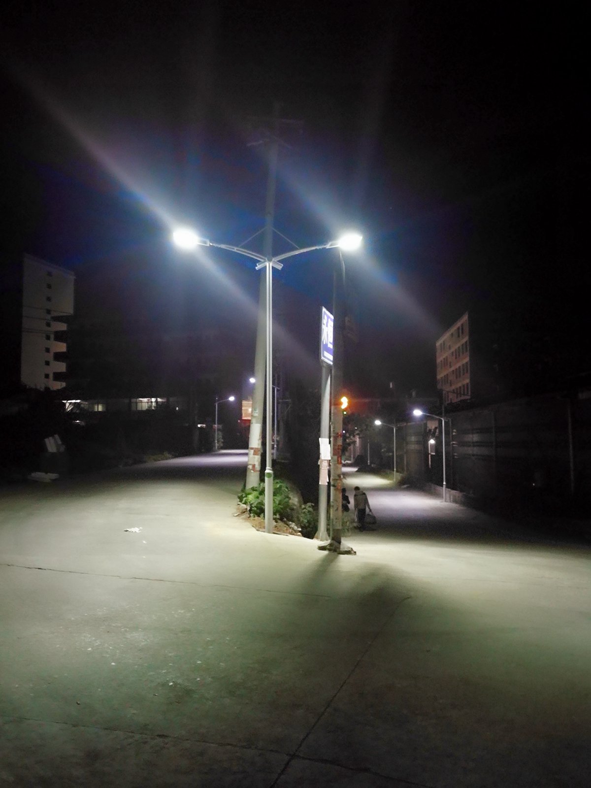 城鎮免接線光能路燈